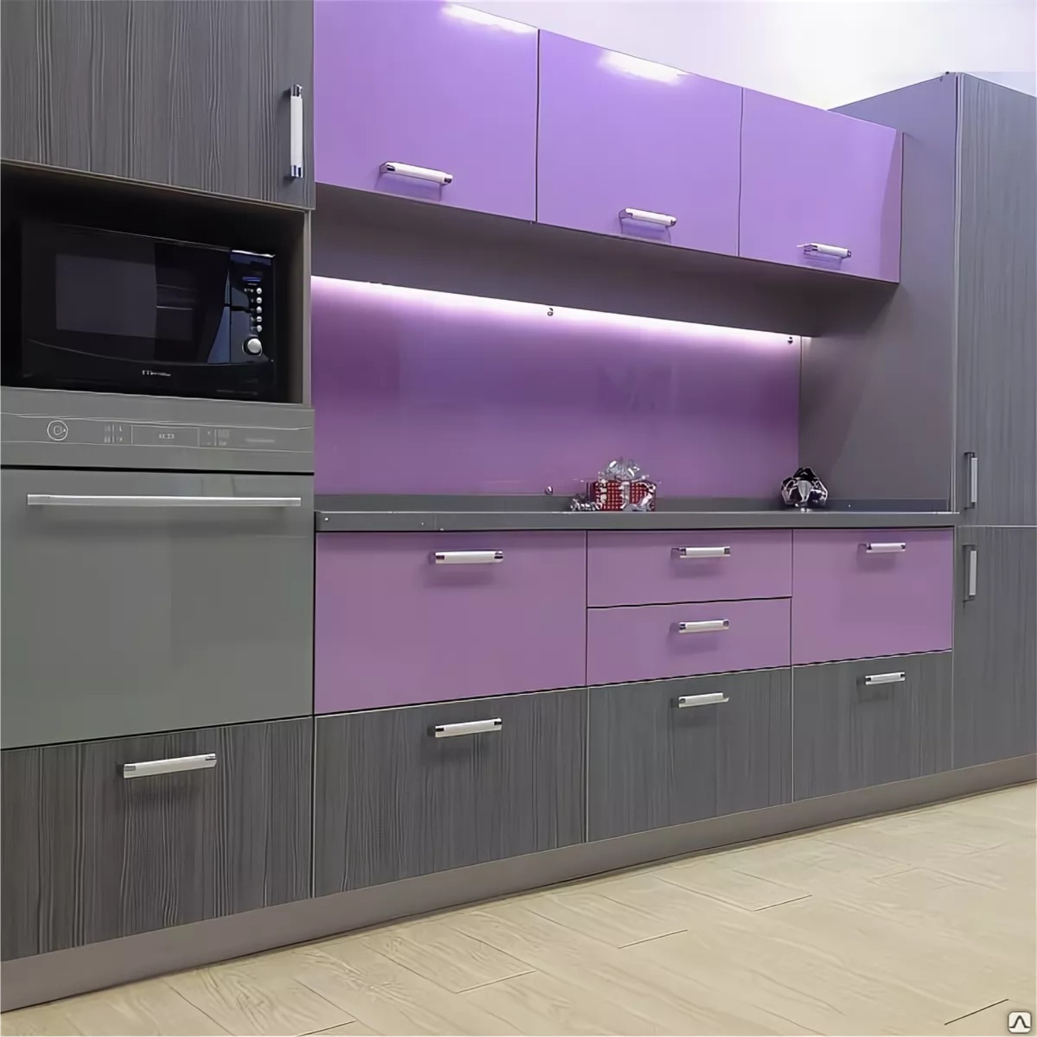 кухня лавандового цвета в современном стиле